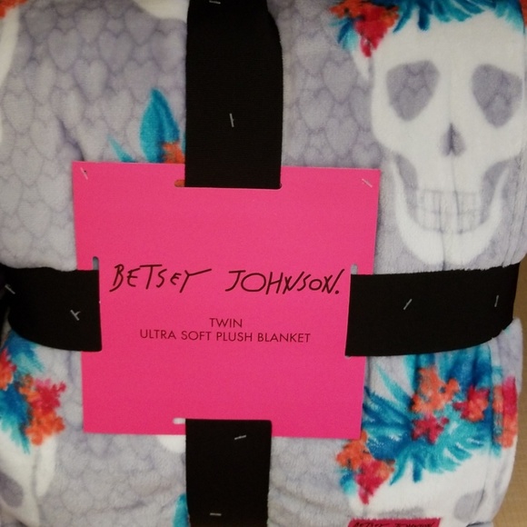 Betsey Johnson Accessories - SundaySale Betsey Johnson skull soft plush blanket